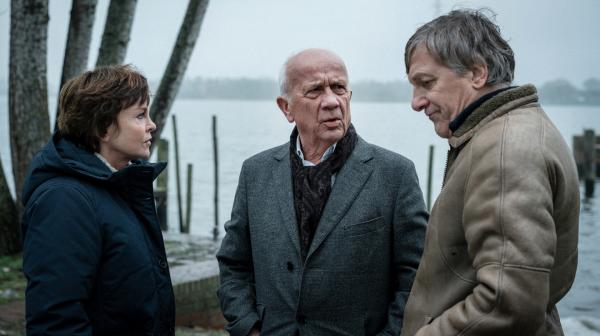 Bild 1 von 1: Karin Lossow (Katrin Sass) klopft auf den Busch: Was wissen Schoo (Christian Grashof) und Fuhrmann (Lutz Blochberger, r.)?