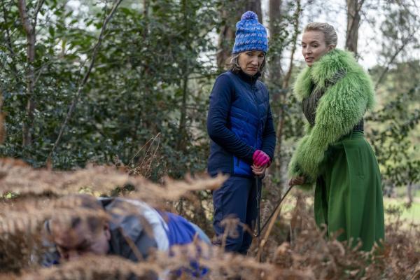 Bild 1 von 6: Dasha (Harriet Walter, l.); Villanelle (Jodie Comer, r.)