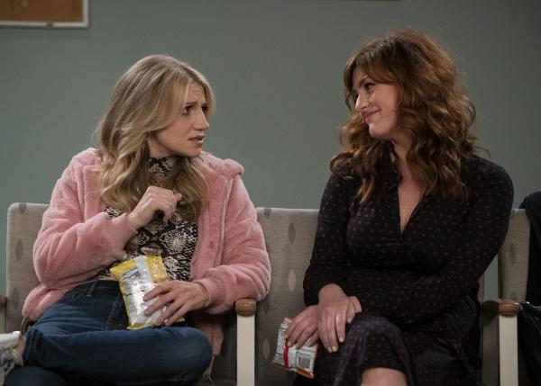 Bild 1 von 11: Gina Dabrowski (Annaleigh Ashford, l.); Julia (Sara Rue, r.)