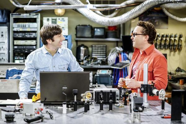 Bild 1 von 19: Sind sauer, als sie erfahren, dass Sheldon hinter ihrem Rücken fürs Militär arbeitet: Howard (Simon Helberg, l.) und Leonard (Johnny Galecki, r.) ...