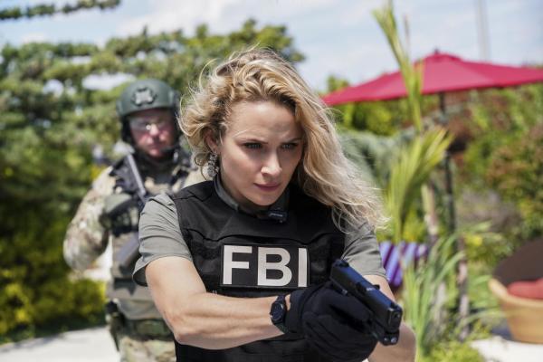 Bild 1 von 4: Special Agent Nina Chase (Shantel VanSanten)