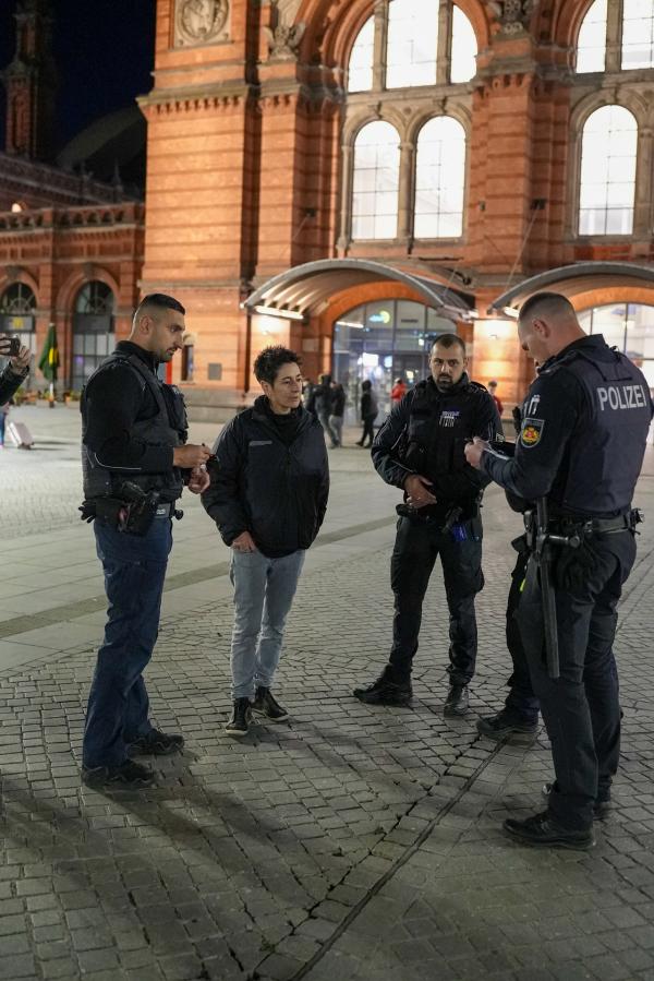 Bild 1 von 7: Dunja Hayali ist mit der Quattrostreife, bestehend aus Polizei, Bundespolizei, Ordnungsamt und DB, unterwegs.
