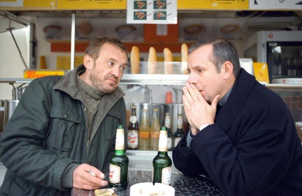 Bild 1 von 12: Im Bild: Josef Hader (Brenner), Joachim Król (Sportpräfekt Fitz).