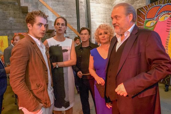 Bild 1 von 12: Im Bild: Trotz des Todes seines Vaters will der Künstler Daniel Egermann (László Branko Breiding, l.) seine Ausstellung eröffnen. Hilfe bekommt er dabei von seiner Mutter Marie (Sophie von Kessel, 2. v. l.) und dem Galeristen Ludwig Stern (Uwe Bohm, Mi.). Dr. Sommerfeld (Christina Rainer, 2. v. r.) und Richard Voss (Jan-Gregor Kremp, r.) nutzen diese Gelegenheit für eine Verabredung.