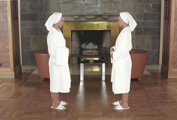 Bild 1 von 13: Katharina (Ann-Kathrin Kramer, l.) und Maria (Ann-Kathrin Kramer, r.) begegnen sich zum ersten Mal im Hotel.