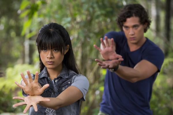 Bild 1 von 6: Weilan (Linda Ngo, l.) versucht Zac (Chai Romruen, r.) eine ihrer Techniken beizubringen.