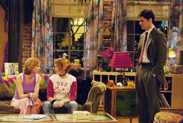 Bild 1 von 2: Dharma und Greg fahren von einer Weinprobe nach Hause, als Dharma plötzlich am Himmel ein Baby schweben sieht. Nachdem sie Greg erzählt hat, dass es sich bei dieser Vision nur um ihr zukünftiges Kind handeln könne, beschließen die beiden, sich wirklich ernsthaft daran zu machen, Nachwuchs zu zeugen. Abby ist ganz begeistert von dem Gedanken, Großmutter zu werden - kurz darauf stellt sich dann jedoch überraschend heraus, dass jemand ganz anderer schwanger ist.