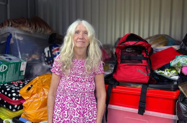 Bild 1 von 2: Jill lebt mit dem Messie-Syndrom. Ihr Vermieter hat ihr bereits mit einer Kündigung gedroht, wenn sie ihre Wohnung nicht ausmistet. Der Lagerraum ist eine Zwischenlösung.
