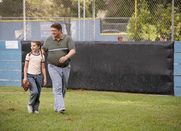 Bild 1 von 14: Missy (Raegan Revord, l.); George (Lance Barber, r.)