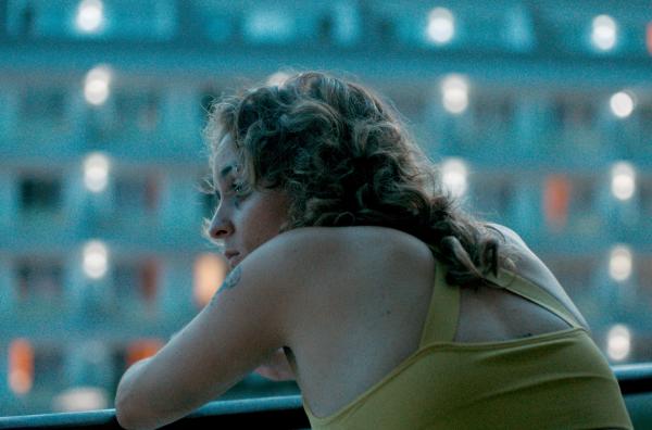 Bild 1 von 3: Alejandra (Ana Barja) lässt sich keine Gelegenheit für einen harmlosen Flirt entgehen.