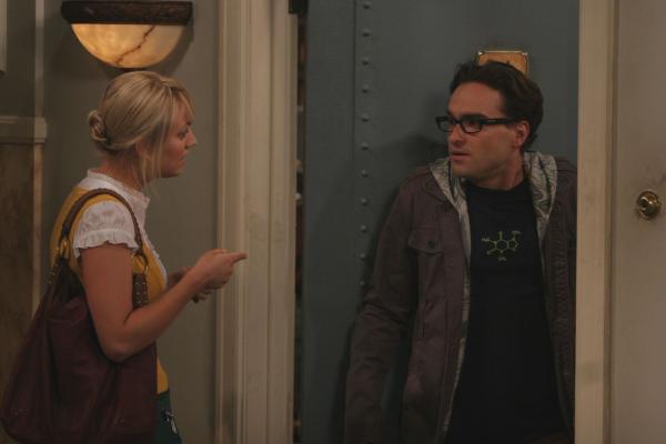 Bild 1 von 27: Penny (Kaley Cuoco, l.) bittet Leonard (Johnny Galecki, r.) und Sheldon um Hilfe. Doch leider geht der Plan nach hinten los und ihre Freundschaft steht auf dem Spiel ...