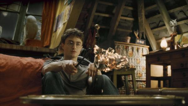 Bild 1 von 19: Während alle Schüler in Hogwarts verliebt sind, schleicht sich das Unheil an, das nur noch Zauberlehrling Harry (Daniel Radcliffe) verhindern kann ...