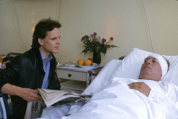 Bild 1 von 1: Chris (Mick Werup, l.) besucht seinen Kollegen Wembacher (Claus Derlinghof, r.) im Krankenhaus, der bei einer Demonstration verletzt worden ist.