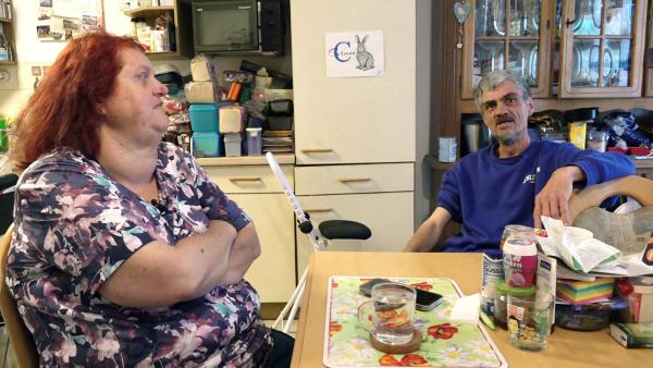Bild 1 von 2: Bei Carmen steht die Operation an der Schilddrüse an. Ehemann Dieter macht sich darüber viele Gedanken..