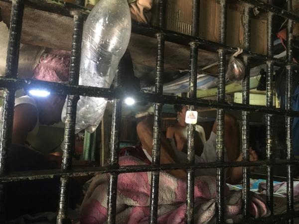 Bild 1 von 3: Die zusammengepferchten Häftlinge haben keinerlei Privatsphäre.