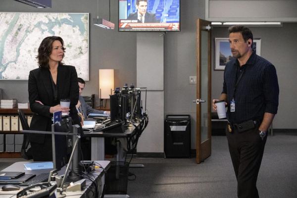 Bild 1 von 7: Special Agent in Charge Isobel Castille (Alana De La Garza, l.); Assistant Special Agent in Charge Jubal Valentine (Jeremy Sisto, r.)
