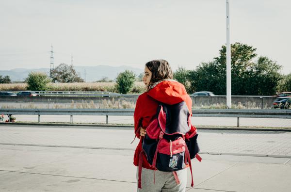 Bild 1 von 4: Irsa (Angjela Prenci) sucht in Deutschland ihren Vater.