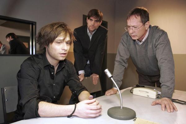 Bild 1 von 13: Bruno (Tim Sander, l.) sitzt ganz schön in der Klemme. Kommissar Stettler (Patrick Hanbaba, M.) und Kommissar Wahldorf (Uwe Jelinek, r.) verhören ihn - und alle Indizien weisen darauf hin, dass nur er der Täter gewesen sein kann.