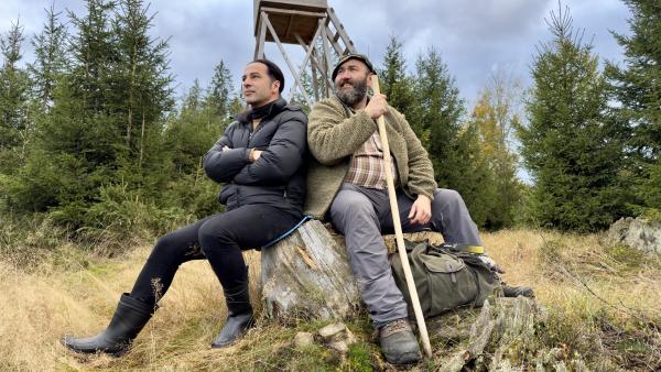 Bild 1 von 6: Comedian und Musiker Bülent Ceylan (links) möchte im Bayerischen Wald das gewaltige Röhren der Rothirsche bei der Brunft erleben. Sein Kumpel Wolfgang Schreil (rechts) kennt die besten Plätze. Mit etwas Glück erklingt schon bald das beeindruckende Konzert der Könige des Waldes.