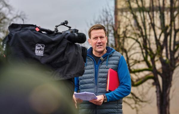 Bild 1 von 2: SWR Moderator Jens Hübschen hat Quiz-Fragen im Gepäck. Er will testen, was die Mitmenschen so über ihre Stadt und ihr Land wissen.