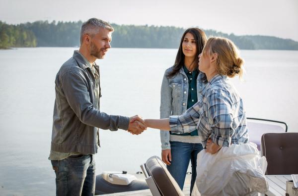 Bild 1 von 6: Alexander Forsman (Nicolai Cleve Broche, li.) und Miriam Biana (Shirin Golchin, Mi.) machen Bekanntschaft mit der Spurensicherung (re.) am Tatort.