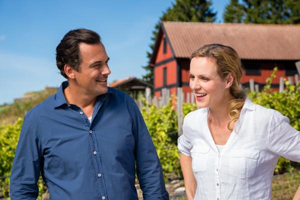 Bild 1 von 15: Elin (Anja Nejarri) besucht in Simonsberg auch ihren alten Freund Magnus (Marcus Grüsser), der von ihrer verstorbenen Tante ein Grundstück für seinen Weinberg gepachtet hat.