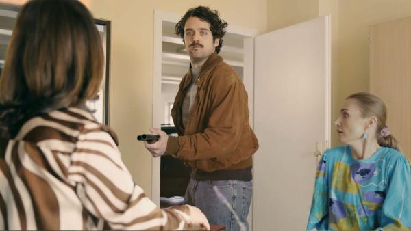 Bild 1 von 3: Ein Auftragsmörder stürmt ins Büro einer Angestellten. Er erschießt die Frau völlig unvermittelt. Was steckt dahinter? Die Polizei steht vor einem Rätsel.