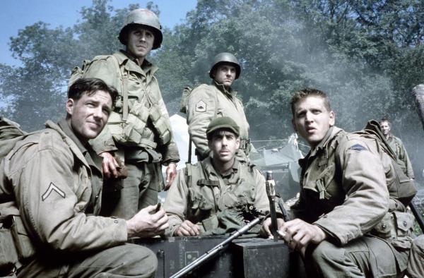 Bild 1 von 10: Immer häufiger stellen sich Reiben (Edward Burns, l.), der Sanitäter Wade (Giovanni Ribisi, 2.v.l.), Sergeant Horvath (Tom Sizemore, 2.v.r.), Mellish (Adam Goldberg, vorne) und Jackson (Barry Pepper, r.) die Frage, ob die Rettung eines einzigen Lebens diese gefahrvolle Mission rechtfertigt ...