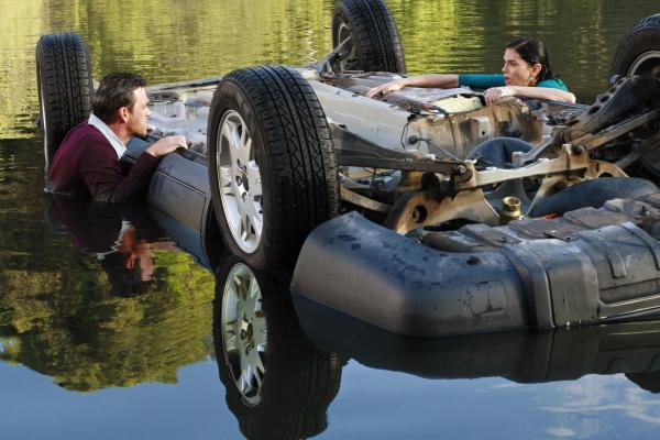Bild 1 von 31: Susan (Teri Hatcher, r.) übersieht ein Reh auf der Fahrbahn und steuert ihren Wagen geradewegs in einen See. Die beiden Insassen sind zwar unverletzt, doch Ian (Dougray Scott, l.) gesteht Susan, dass er nicht schwimmen kann ...