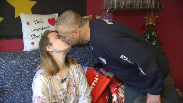 Bild 1 von 3: Jessica hat heute ihren 41. Geburtstag! Gefeiert wird nur zu zweit zu Hause in Hamburg-Barmbek, Geschenke hat Olaf (55) natürlich trotzdem besorgt. Zwar nicht eingepackt, aber liebevoll ausgesucht.