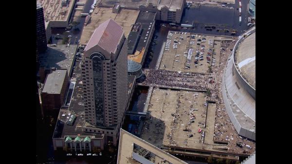 Bild 1 von 9: Crowds of stranded New Orleans residents gather at the Superdome following Hurricane Katrina in 2005.