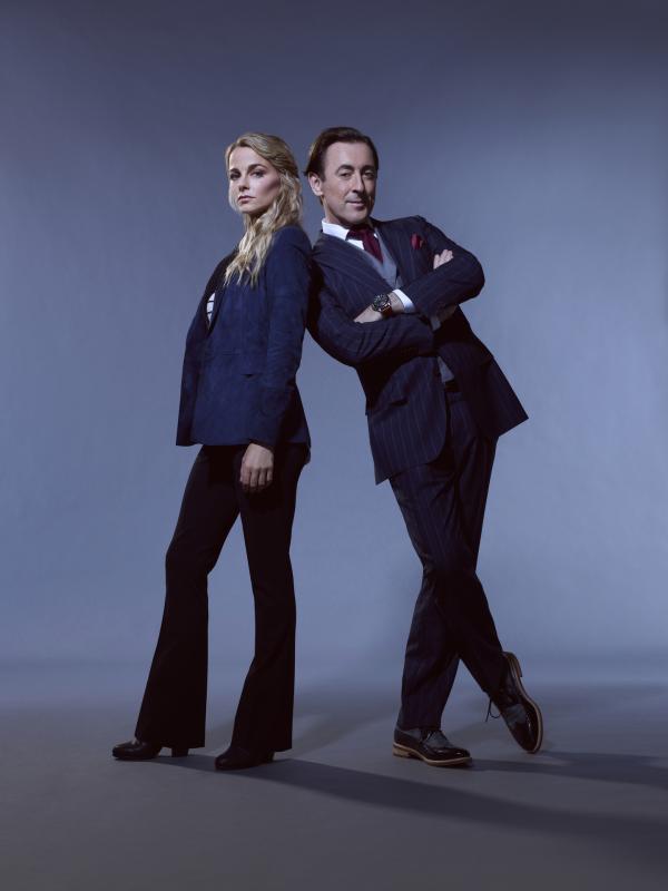 Bild 1 von 25: (1. Staffel) - Als Ermittlerduo lösen der Professor Dr. Dylan Reinhart (Alan Cumming, l.) und Detective Lizzie Needham (Bojana Novakovic, r.) mysteriöse Mordfälle ...