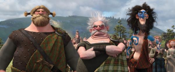 Bild 1 von 25: Vor der beeindruckenden Kulisse der schottischen Highlands entführt das 13. Animationshighlight der Pixar Animation Studios in eine urtümliche und geheimnisvolle Welt, in der seit Menschengedenken die alten Geschichten von epischen Schlachten und mystischen Legenden von Generation zu Generation weitergegeben werden. MERIDA - LEGENDE DER HIGHLANDS reiht sich ein in den Reichtum dieser Sagenwelt mit einer mutigen jungen Heldin, die den Traditionen, ihrem Schicksal und der schrecklichsten aller Bestien die Stirn bietet. Inmitten der rauen Wildnis der schottischen Highlands träumt die talentierte Bogenschützin Merida davon, ihr Leben selbst in die Hand zu nehmen. Doch im Hause des schottischen Königs hat nur eine das Sagen - Meridas Mutter, Königin Elinor. Und die hat eine ganz klare Vorstellung davon, wie die Zukunft ihrer Tochter aussehen soll: Das aufmüpfige Mädchen mit den wilden roten Locken soll möglichst bald unter die Haube, vermählt werden mit einem der Clan-Söhne aus der Umgebung. Also lädt Elinor den klobigen Lord MacGuffin, den mürrischen Lord Macintosh und den streitsüchtigen Lord Dingwall und ihre Söhne zu Ritterspielen ein, bei denen der Nachwuchs um die Hand von Merida kämpfen soll. Heimlich nimmt auch Merida - als Ritter verkleidet - an den Spielen teil und stellt die aussichtsreichen Kandidaten mehr als bloß. Die Lords schäumen vor Wut. Als Merida nach einem Riesenkrach mit der Mutter voller Zorn mit ihrem Pferd in den Wald flüchtet, nehmen die Dinge ihren unheilvollen Lauf. Ein magischer Fluch fordert all ihre Kräfte und ihren Mut, wenn sie ihre Familie und ihr Königreich retten will...