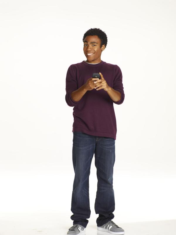 Bild 1 von 24: (2. Staffel) - Nimmt an der Lerngruppe teil: Troy (Donald Glover), früherer High School Quarterback, der durch Abed das Nerd-Dasein entdeckt ...