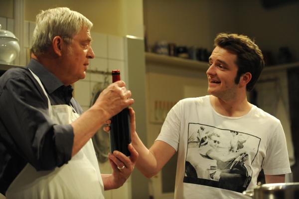 Bild 1 von 9: Joseph glaubt, dass Flori nichts von Wein versteht. Von links: Joseph Brunner (Wilhelm Manske) und Florian Brunner (Tommy Schwimmer).