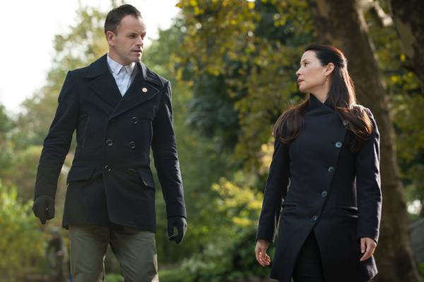 Bild 1 von 7: Im Fall des vermissten Kollegen führt die Spur Watson (Lucy Liu, r.) und Holmes (Jonny Lee Miller, l.) zu einer weiteren Person, die verschwunden ist ...