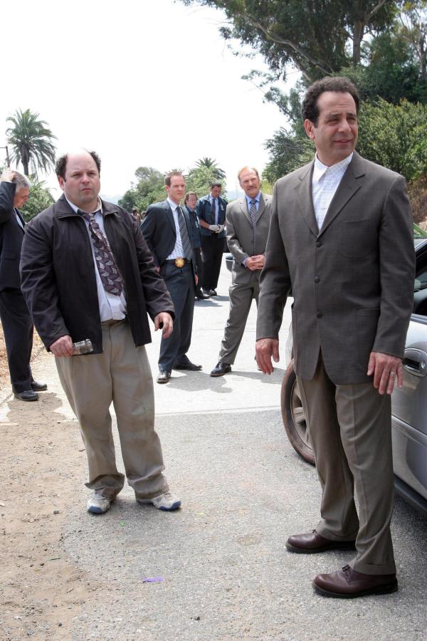 Bild 1 von 6: Im Bild (v.li.): Jason Alexander (Marty Eels), Jason Gray-Stanford (Lt. Randall Disher), Ted Levine (Capt. Leland Stottlemeyer), Tony Shalhoub (Adrian Monk).