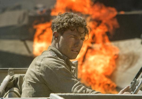 Bild 1 von 4: Der im Afrika-Feldzug schwerverwundete Oberst Claus Graf Schenk von Stauffenberg (Tom Cruise) schließt sich kaum gesundet einer Widerstandsgruppe an. Mit der genialen Strategie, Hitlers eigene Notfallplanung - die sogenannte \