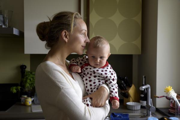 Bild 1 von 18: Während die Ärztin Nora Schwarz (Petra Schmidt-Schaller) das Frühstück zubereitet, geschieht das Unfassbare. Jemand verübt einen Anschlag auf ihre Familie - sie wird angeschossen, ihr Mann getötet und die sechs Monate alte Tochter entführt. Ein schrecklicher Alptraum nimmt seinen Lauf ...