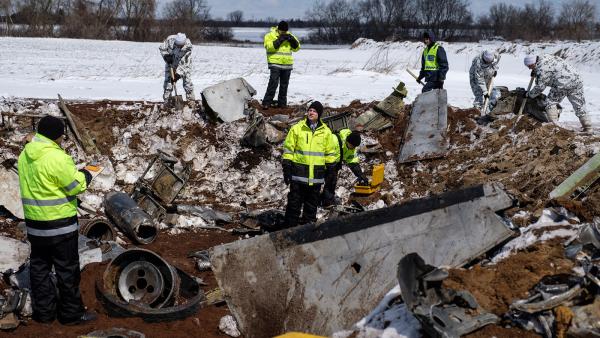 Bild 1 von 2: Ermittler an der Unglücksstelle in der schwedischen Arktis. Das Flugzeug schlug mit einer Geschwindigkeit von mehr als 950 Kilometern pro Stunde auf dem Boden auf. Übrig bleiben nur die Trümmer der Cargo-Maschine.