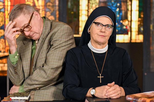 Bild 1 von 2: Im Bild: Stolpe (Markus Hering) und Schwester Hildegard (Andrea Sihler) sind ratlos.