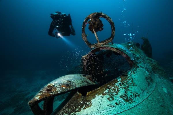 Bild 1 von 15: Ehemaliges Schlachtfeld aus dem Zweiten Weltkrieg: Wrackteile in der Lagune von Chuuk. Heute ruhen die Wracks friedlich auf dem Meeresgrund und locken jährlich tausende Sporttaucher aus aller Welt an. Doch die tickenden Zeitbomben stellen eine echte Bedrohung für die Region dar.