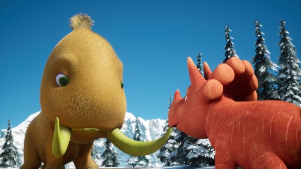 Bild 1 von 6: Ginger ermutigt das Kiwi-Mammut-Baby, nicht stehen zu bleiben.