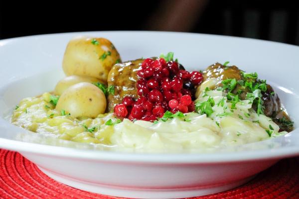 Bild 1 von 35: Im Bild: Fleischfrikadellen garniert mit Preiselbeeren, hier von \