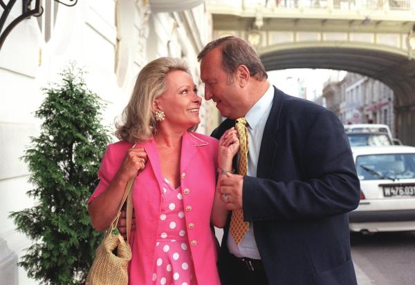 Bild 1 von 4: Im Bild: Brigitte Neumeister (Frau Turecek), Peter Josch (Obermagistratsrat Stamberger).