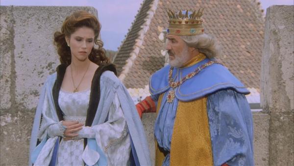 Bild 1 von 1: Prinzessin Fantaghirò (Alessandra Martines) ist traurig. Zwar konnte sie ihren Vater (Mario Adorf) aus den Klauen der Schwarzen Königin befreien. Ihr Geliebter Romualdo hat sie jedoch verstoßen, weil er immer noch unter dem Bann eines Zauberspruchs steht.