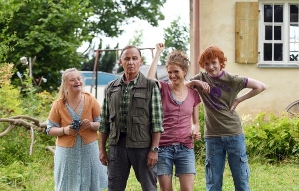 Bild 1 von 1: Eine Chance auf eine Zweitfamilie: Korvettenkapitän a.D. Klaus Gremme (Alexander Held) mit Mona (Lisa Hagmeister) und ihren Kindern Claire (Amelie Gerdes, li.) und Linus (Xari Wimbauer, re.).
