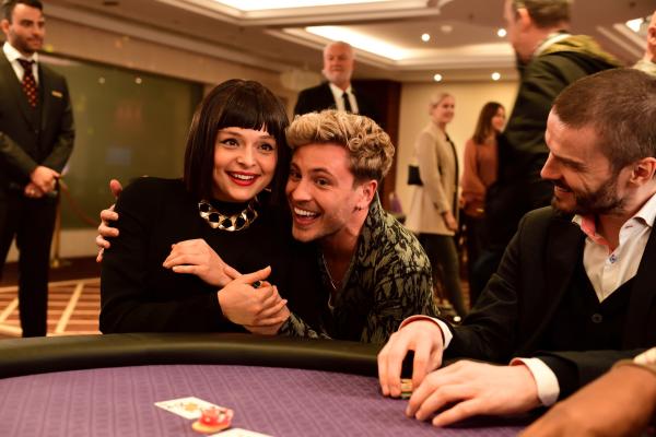 Bild 1 von 3: Ayla (Via Jikeli) taucht mit Vincent (Jannik Sch?ümann) immer weiter in die Pokerwelt ein.