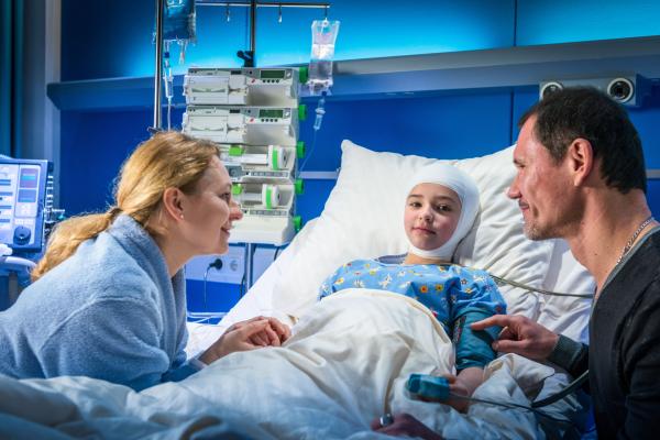 Bild 1 von 11: Irina (Jelena Knyaseva-Shmal, l.) und Vladimir (Dimitri Bilov) sind glücklich, dass ihre Tochter (Polina Shmal, M.) die OP überstanden hat.