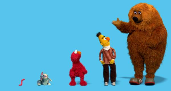 Bild 1 von 2: Der Winter kann kommen! Elmo und seine Freunde feiern in einem neuen Lied die Vielfalt der Sesamstraßenbewohner.